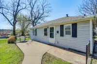 Jefferson City Bungalow Hot Tub and Patio!
