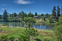 Luxe Getaway w/ Riverfront Views in Grants Pass! - مطابخ
