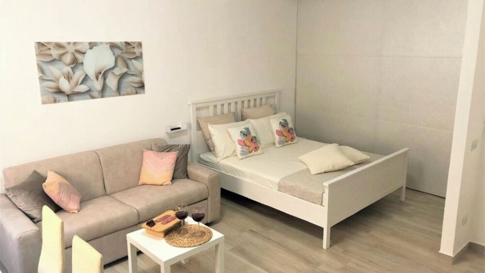 Delightful studio apartment just minutes from the sea