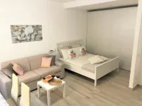 Delightful studio apartment just minutes from the sea 아치카스텔로 호텔
