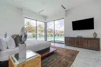 Sleeps 23 Luxury Villa w Pool Hot Tub Pickleball Court Bravo Villa 10 by AvantStay