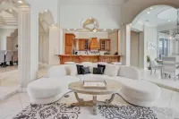 Private heated pool, Luxury Mediterranean Mansion sleeps 16