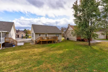 Cozy Cottage -with Hot Tub & Pool in the Heart of Pigeon Forge Close to Parkway!