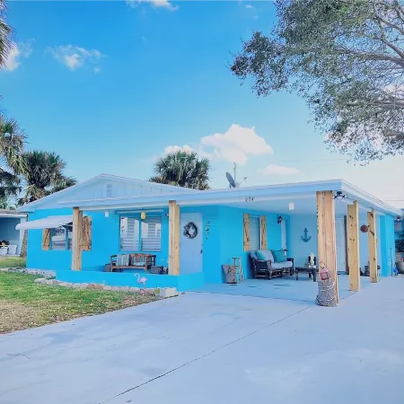 Dow Town Jensen Beach📍WALK to the SEA in 2 minute. Walk to Publix Super Markets