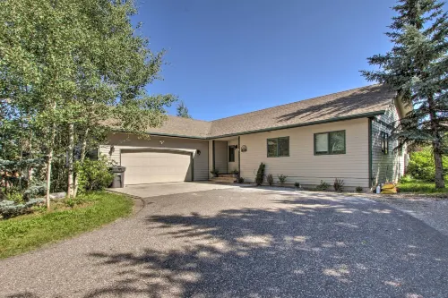 6 Mi to Big Sky Resort! Group Retreat w/ Mtn Views - spa