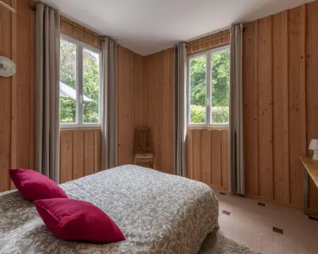 Burgundy Poolside Getaway Hotels in Cuzy
