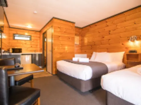 Parklands Motorlodge & Holiday Park 圖朗伊酒店