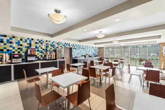 Days Inn & Suites by Wyndham Fort Myers Near JetBlue Park