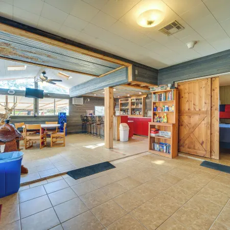 Rustic & Western House on Lake - Swim & Fish!