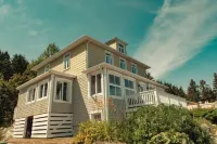 Maison de Vacances à Ste-luce-sur-mer - Directement sur la Plage Municipale Hotels in La Mitis