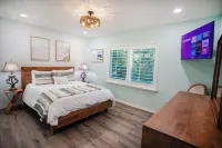 Coastal 3-bedroom cottage 4 blocks from the Beach w/ Mini Golf in Vero Beach Hotels in Wabasso Beach