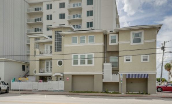 Coastal Sea Side Townhome - Walk to Beach!