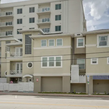 Coastal Sea Side Townhome - Walk to Beach!