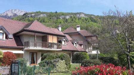 Talloires. Apartment with magnificent view, 5 minutes walk from the beach and shops
