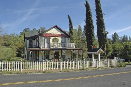 All Seasons Groveland Inn Отели рядом с достопримечательностью «Groveland Yosemite Gateway Museum»