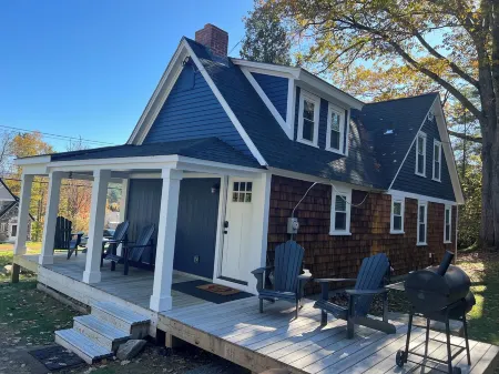 Located steps away to town park, hiking, popular & nationally recognized Main St Отели рядом с достопримечательностью «Track-Side Farm & Garden Center»