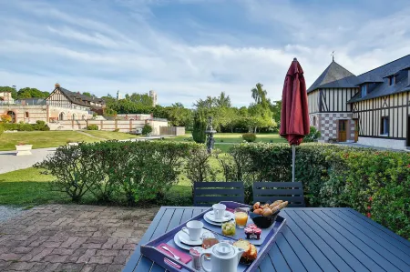 Demeures & Châteaux Hôtel Domaine le Clos des Fontaines Отели в г. Бетвиль