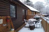 2 Bed Cottage Sleeps 4 -Private Garden -Pets Okay - parking