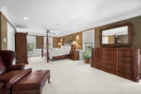 Pool - 7 Bedrooms - Close to beach