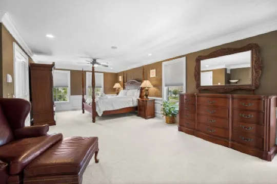 Pool - 7 Bedrooms - Close to beach