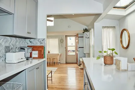 A Serene 2 Bdrm Bungalow Just One Block from the Beach, Just Off the Beaten Path Отели рядом с достопримечательностью «Заказник Джамайка Бэй»