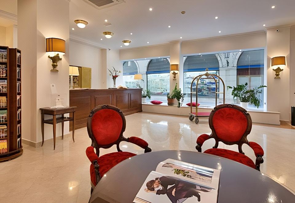 깔끔하고 정돈된 호텔 레온 도로의 로비