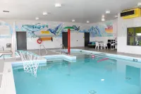 Super 8 by Wyndham Winnipeg East MB - Swimmingpools
