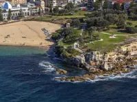 Stylish 2-Bed Apartment with BBQ Patio Near Beach