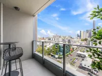 Chic 1 Bed Inner-City Retreat with Pool and Views