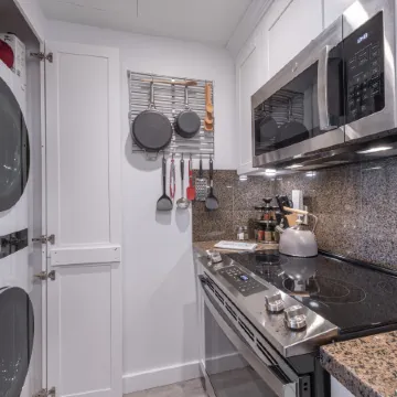 Unequalled Ski in Out, Next to Gondola, Sundial Studio, Pool, Hot tub, Condo Nast Winner C209