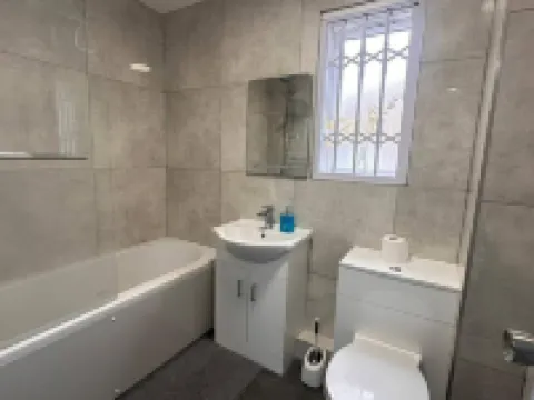 Apartment - Sleeps 6 - City Base - District Line Hotels in Dagenham