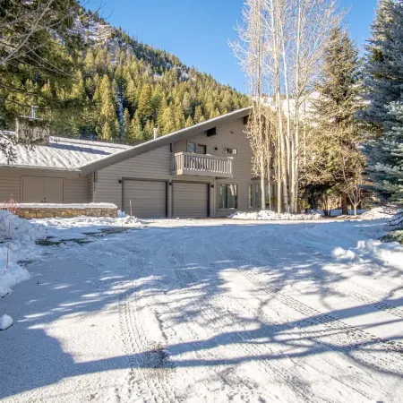 River House - 4BD Riverfront, Hot Tub, Near SV Ski Lifts!