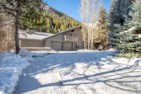 River House - 4BD Riverfront, Hot Tub, Near SV Ski Lifts! - 4-Star