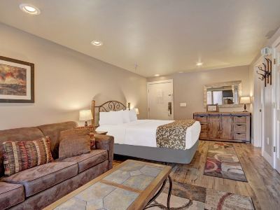 Winter Ski-in Out Studio Sleeps 4, Steps to Historic Main St