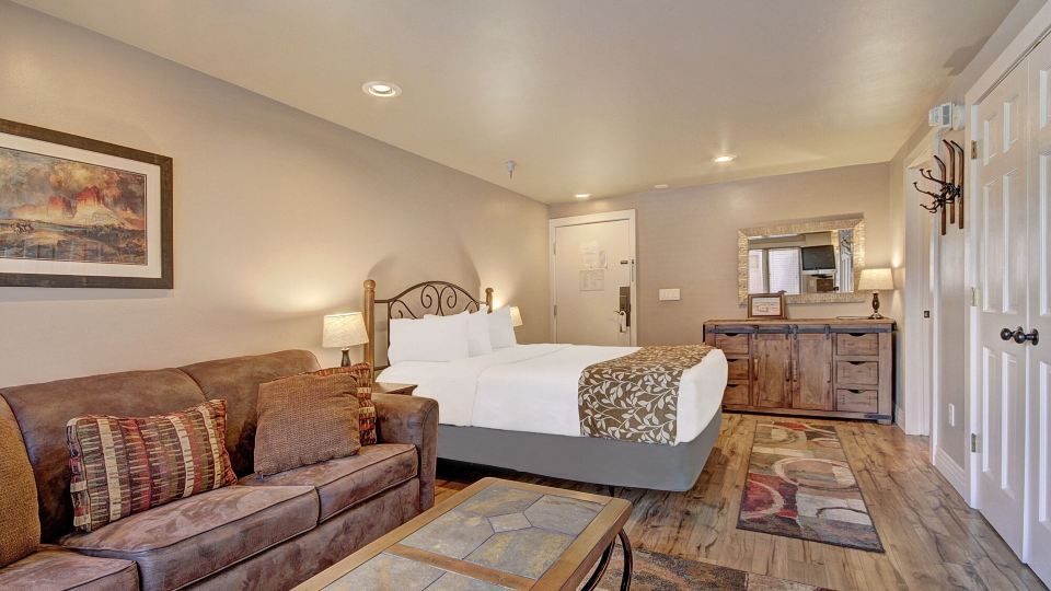 Winter Ski-in Out Studio Sleeps 4, Steps to Historic Main St