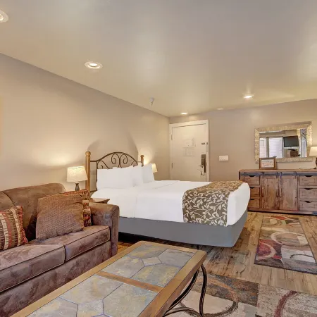 Winter Ski-in Out Studio Sleeps 4, Steps to Historic Main St