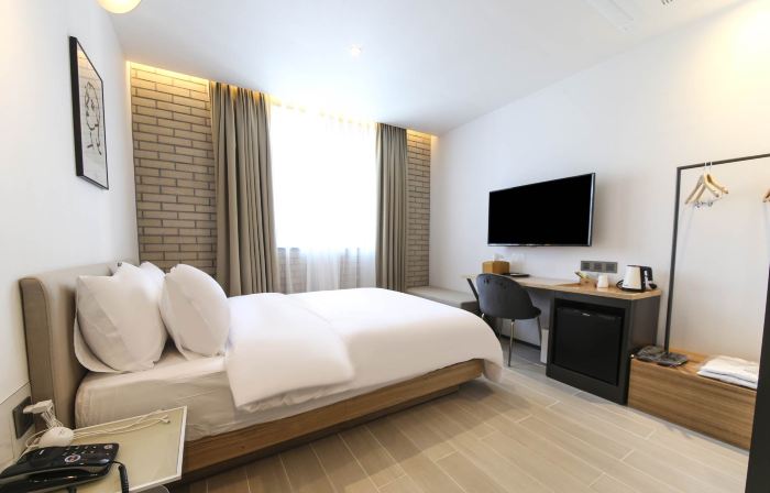 Seven Bricks Hotel