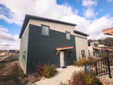 Bluffside Gardens Hotels in Decorah