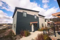 Bluffside Gardens Hotel di Decorah