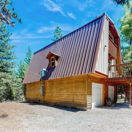 3BR Charming Cabin w/ Deck, Yard Games & View