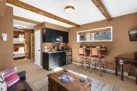 Ski Trip Value! Walk Everywhere, Hot Tub, Top Floor 1 Bedroom Condo by RedAwning - Pools