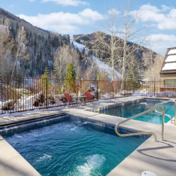 Ski Trip Value! Walk Everywhere, Hot Tub, Top Floor 1 Bedroom Condo by RedAwning