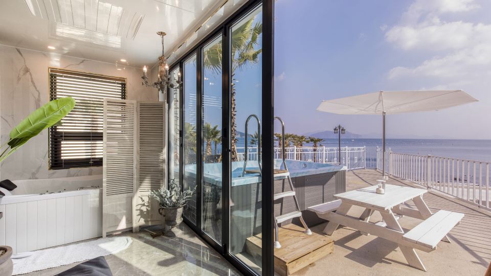 LIM Sea Side Poolvilla Pension
