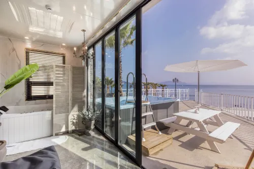 LIM Sea Side Poolvilla Pension - Bãi biển
