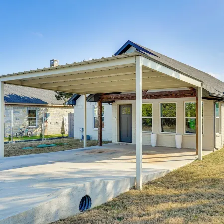 < 2 Mi to Lake Granbury! Family Home w/ Large Yard