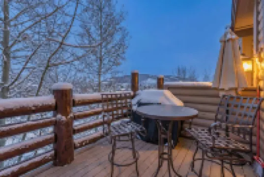 Charming Mountain Retreat with Hot Tub - Stylish Cozy Escape