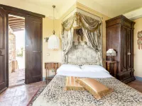 Lago di Chiusi Villa with Pool