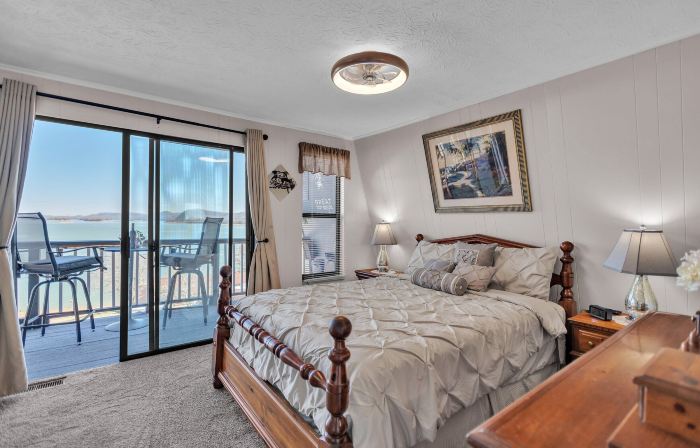 Beautiful Lakeview Chateau With Stunning Views 3 Bedroom Home