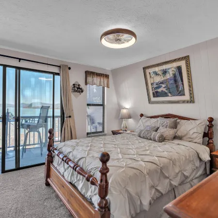 Beautiful Lakeview Chateau With Stunning Views 3 Bedroom Home Отели в г. Грэйнджер