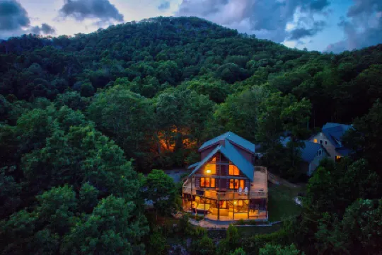 Spectacular Views, Hot Tub, and Pool Table - Stunning Cozy Retreat